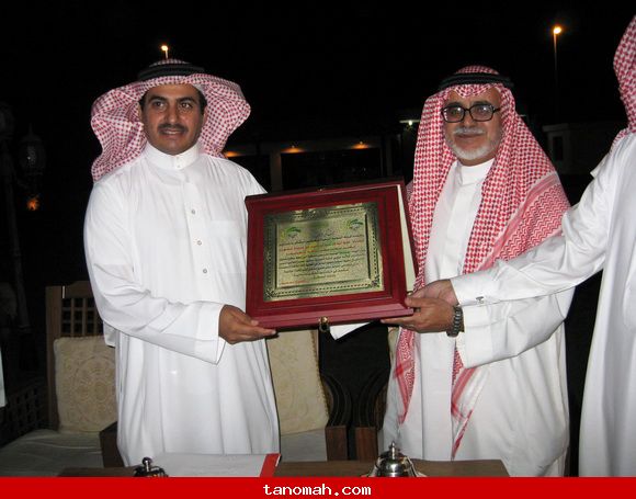 تكريم قناة المجد ومدير موقع تنومة / الدكتور الجحني والدكتور ابوداهش يسلمون درع التكريم لمدير موقع تنومة عبدالله بن غرمان تكريم قناة المجد ومدير موقع تنومة / الدكتور الجحني والدكتور ابوداهش يسلمون درع التكريم لمدير موقع تنومة عبدالله بن غرمان