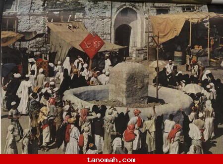 الحج -الجمرة -- لاحظ قرب البيوت من الجمره والبسطات ايضا تلاحظ الأشخاص أسفل الصوره ذوو ألأردية الحمراء يشد على الوسط وتشتهر به القبائل اللتي تسكن بين مكه والطائف وكان بعضا من أهالي وادي المحرم والهدا يلبسونه قبل اربعين سنه ويسمى (الحمودي). الحج -الجمرة -- لاحظ قرب البيوت من الجمره والبسطات ايضا تلاحظ الأشخاص أسفل الصوره ذوو ألأردية الحمراء يشد على الوسط وتشتهر به القبائل اللتي تسكن بين مكه والطائف وكان بعضا من أهالي وادي المحرم والهدا يلبسونه قبل اربعين سنه ويسمى (الحمودي).