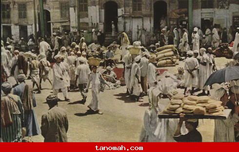 الحج -حركه تجاريه خارج الحرم من جهة المسعى، بيع سجاد، خبز، بائعو القهوة والشاي في المحلات تحت المباني الحج -حركه تجاريه خارج الحرم من جهة المسعى، بيع سجاد، خبز، بائعو القهوة والشاي في المحلات تحت المباني