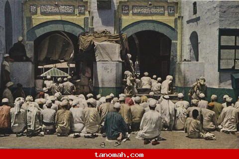 الحج -حشد من المصلين لم يتمكنوا من الدخول الى المسجد الحرام يجلسون على ركبهم لسماع الخطبه