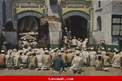 الحج -حشد من المصلين لم يتمكنوا من الدخول الى المسجد الحرام يجلسون على ركبهم لسماع الخطبه