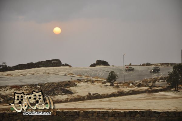 الحق ...صور....أمطار وبرد النماص يوم الاثنين 20/4/1431هـ  تصويرة الشبا - جناح الطير - النماص