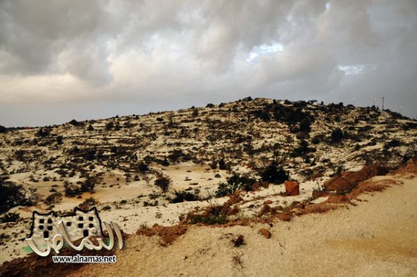 الحق ...صور....أمطار وبرد النماص يوم الاثنين 20/4/1431هـ  تصويرة الشبا - جناح الطير - النماص