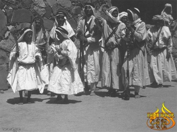 عرضة على حفل ختان وألتقطها الرحالة البريطاني ويلفرد ثيسجر عام 1946م أي بعد الحرب العالمية الثانية بسنة واحدة 