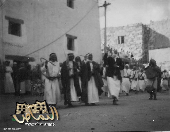 عرضة شعبية في النماص في المكان المسمى (المنداة) ويظهر في الصورة القصر المسمى الحكومة الذي هدم في توسعة شارع ابو بكر الصديق