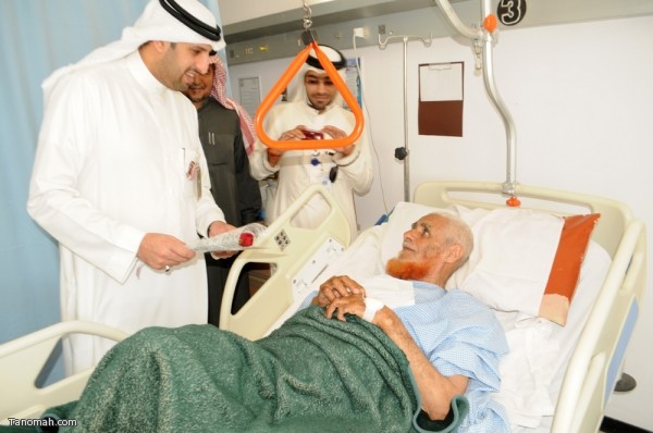 مستشفى النماص يشارك المرضى المنومين فرحة عودة الملك بالهدايا والورود (تصوير محمد عامر)