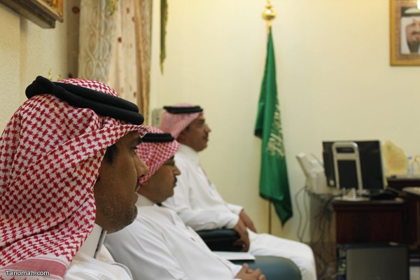 منسوبي ادارة الموقع في زيارتهم لرئيس مركز تنومة عبدالرحمن الهزاني