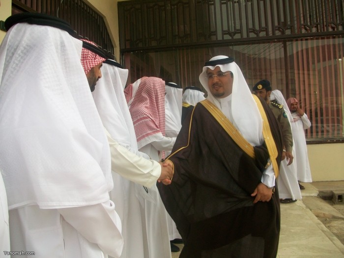 رئيس مركز تنومة الهزاني يسلم على مستقبلية في افتتاح معرض التصوير ومكتب الدعوة (تصوير حمود الشبيلي) رئيس مركز تنومة الهزاني يسلم على مستقبلية في افتتاح معرض التصوير ومكتب الدعوة (تصوير حمود الشبيلي)