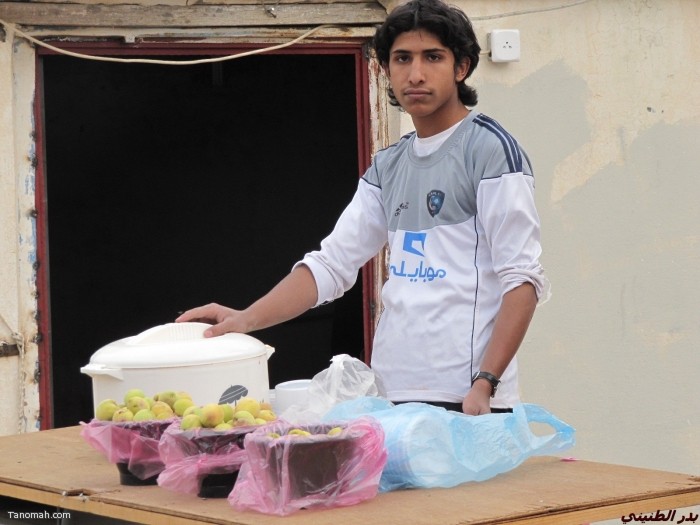 مظاهر رمضانية  تنومية - شباب يبيعون الفطير والفواكه ( بدر الطنيني)