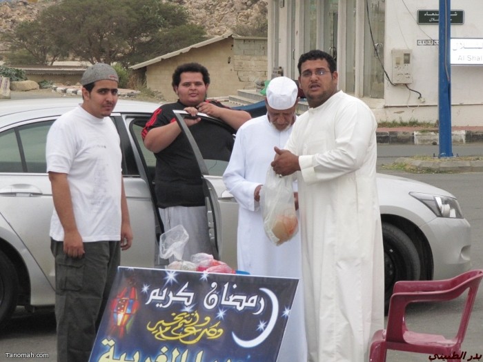 مظاهر رمضانية  تنومية - شباب يبيعون السوبيا قبل وقت الإفطار على الشارع العام  ( بدر الطنيني)