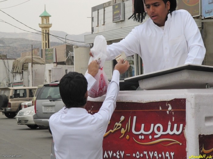 مظاهر رمضانية  تنومية - شباب يبيعون السوبيا قبل وقت الإفطار على الشارع العام  ( بدر الطنيني)