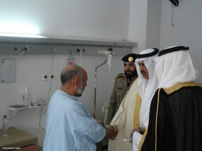  معايدة محافظ النماص الأستاذ حمود النايف للمنومين في مستشفى النماص العام (عدسة محمد عامر)