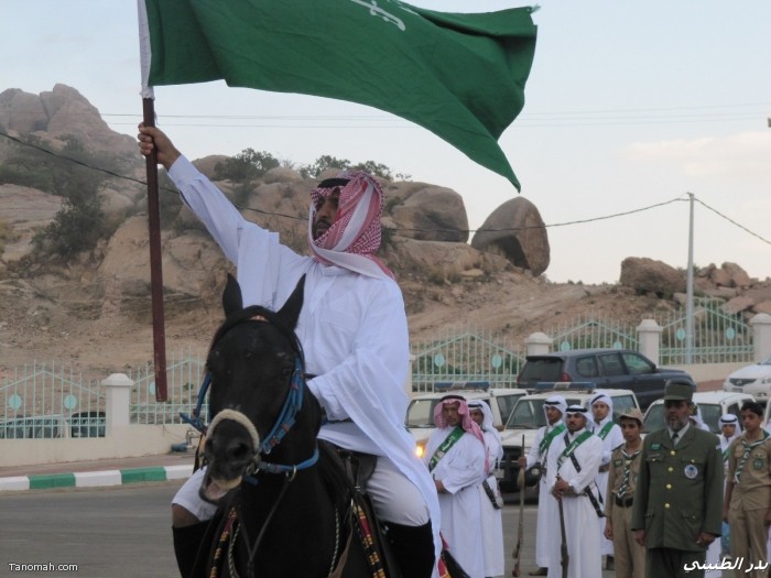 اهالي تنومة يحتفلون باليوم الوطني 81 للملكة بالعرضة الشعبية و القصائد الوطنية (عدسة بدر الطنيني)  