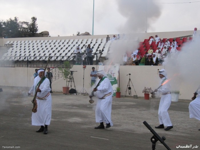 اهالي تنومة يحتفلون باليوم الوطني 81 للملكة بالعرضة الشعبية و القصائد الوطنية (عدسة بدر الطنيني)  