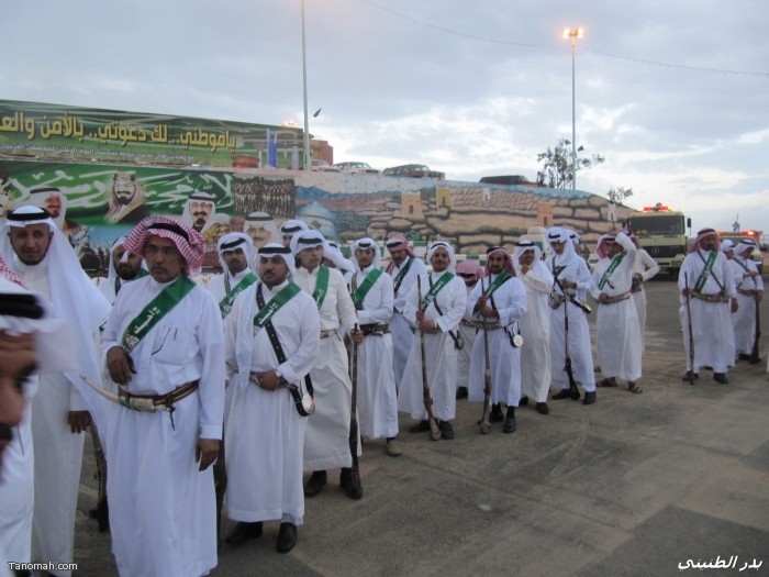 اهالي تنومة يحتفلون باليوم الوطني 81 للملكة بالعرضة الشعبية و القصائد الوطنية (عدسة بدر الطنيني)  