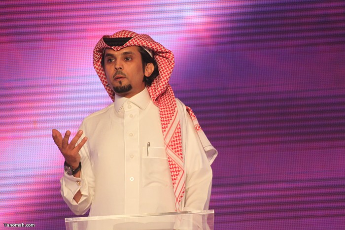   الحلقة السادسة - الجولة الأولى من مسابقة شاعر الملك - الشاعر عثمان الشهري يلقي قصيدته امام الجمهور 