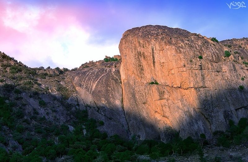 شروق الشمس على جبل "حيبشان" شمال تنومة تصوير عوض بن حسان