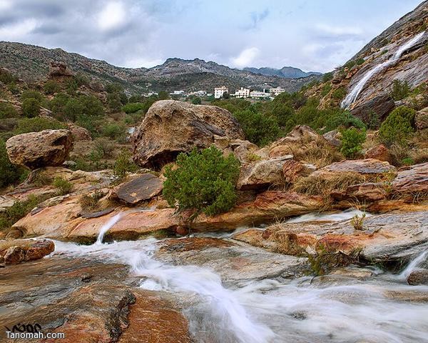 قرية آل جبران شمال محافظة تنومة ومياه الأمطار تتدفق نحو أوديتها - عوض بن حسان