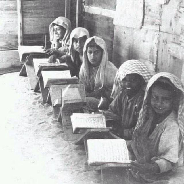 #صورة قديمة لمجموعة من الطلاب في نجد يتعلمون القرآن الكريم في الكتاتيب