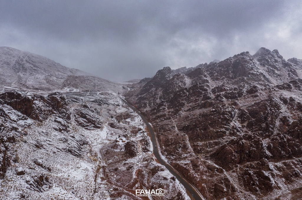 الثلوج تغطي جبال اللوز في #تبوك  تصوير / فهد الحسين
