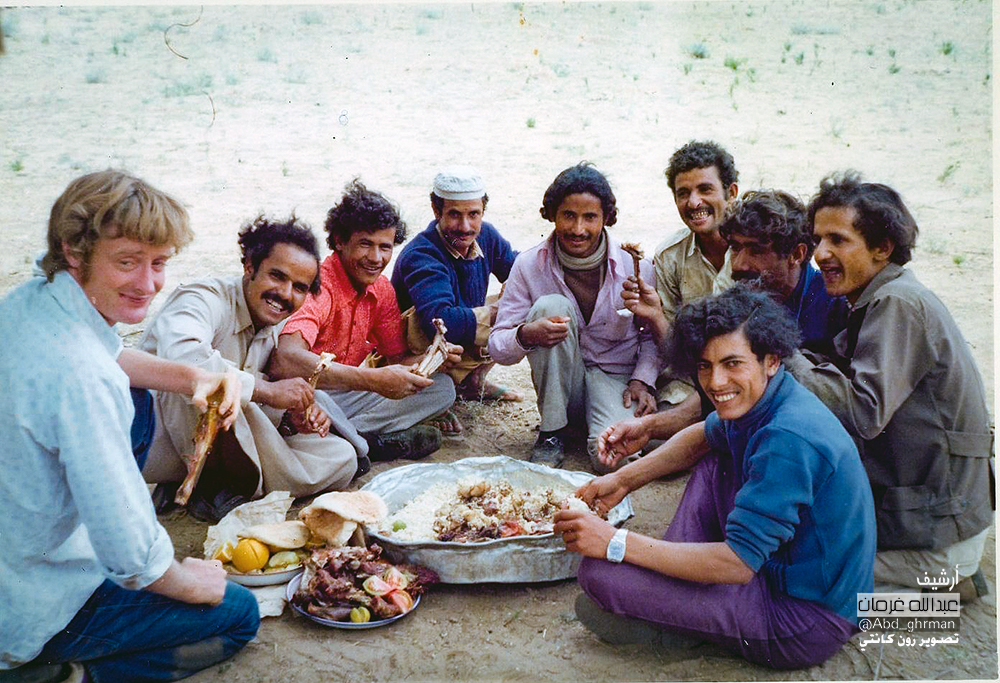 مجموعة من عمال شركة #بن_لادن مع أحد المهندسين البريطانيين يتناولون وجبة الغداء في ضواحي #تنومة قبل اكثر من 50 عام