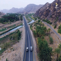 ومن اللقطات الجوية، يظهر لنا جمال وادي #بيشة من الأعلى حيث تتهادى المياه في مجراه وسط الطبيعة الجبلية ومزارع النخيل على جانبيه.