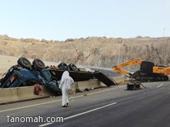 انقلاب شاحنة يصيب شخصين و يغلق عقبة الهدار امام حركة المرور