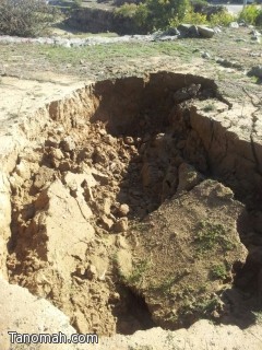 حفر عميقة و «خفوسات» تثير مخاوف أهالي قرية في النماص