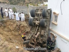 سقوط شاحنة في فناء احد المنازل واصابة قائدها بكسور