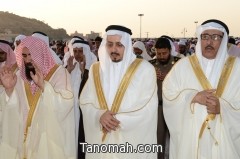 أمير عسير يتقدم المصلين في عيد الاضحى المبارك