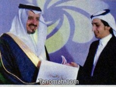 أمير عسير يكرم الشاب حامد الشهري