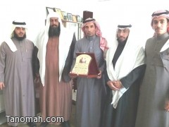 مدرسة حمزة بن عبدالمطلب تقدم درعا تذكاريا للدكتور زهير 