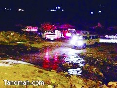 مدني المجاردة ينجح في إستخراج سيارة من سيل وادي خاط