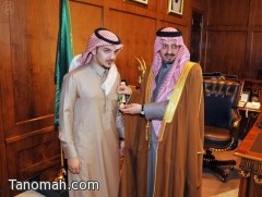  أمير منطقة عسير يقلد " القحطاني "وسام الملك عبدالعزيز
