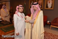أمير عسير يقلد علي الشهري وسام الملك عبدالعزيز