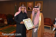 أمير عسير يقلد وسام الملك عبدالعزيز لمتبرع ويتسلم دعم شركة القحطاني