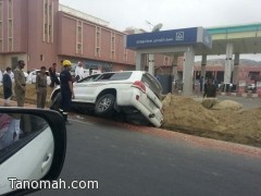 سقوط سيارة في حفريات بالنماص يصيب عائلة