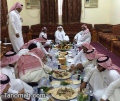 معلم يقيم "مأدبة غداء" لزملائه بمناسبة اليوم الوطني