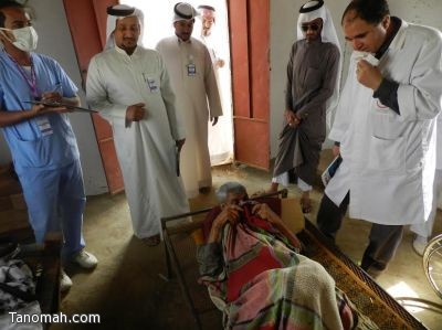 بالصور :صحة عسير تزور المواطن المسن وتقيم وضعه الصحي وعائلته ومركز خاص يتكفل بعلاج بصره