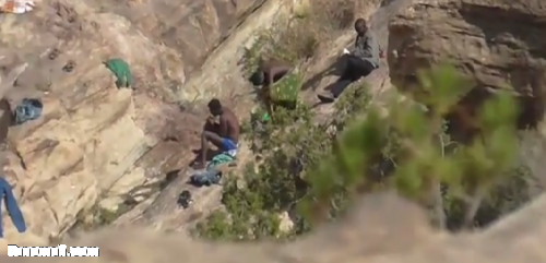 كامرا "مواطن" ترصد مجهولين يعيشون في جبل منعا