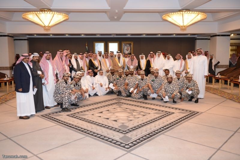 أمير عسير يثمن عمل اللجان الحكومية ويكرمها أمير عسير يثمن عمل اللجان الحكومية ويكرمها