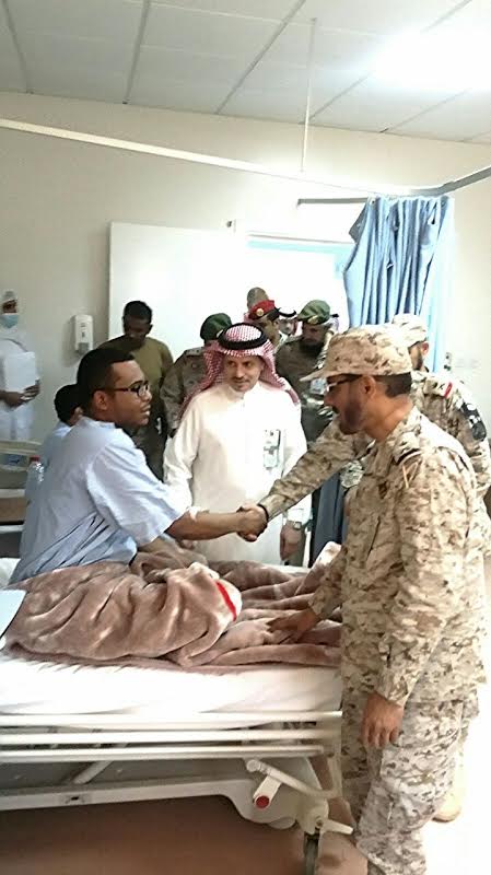 اللواء مطلق الازيمع واللوء عبدالله الشهري يطمئنان على صحة المصابين بمستشفى ظهران الجنوب