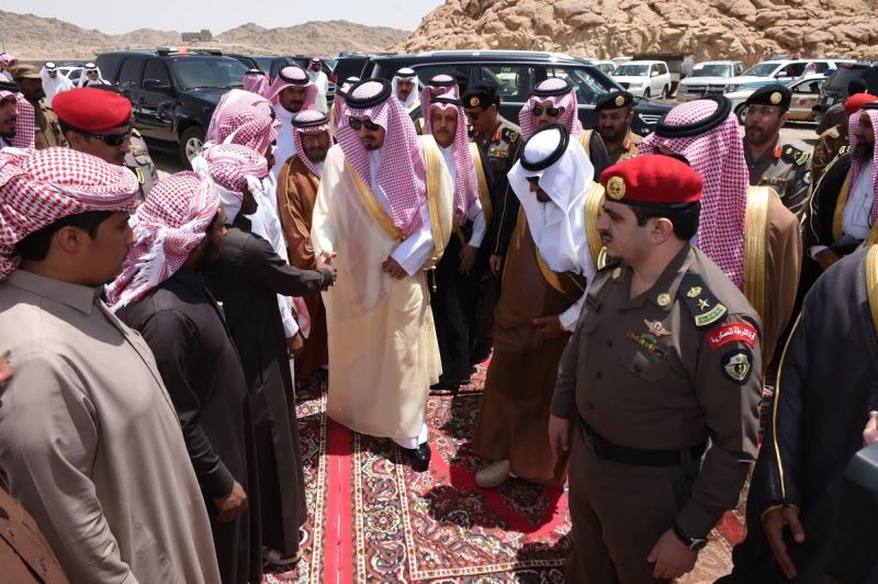 أمير عسير ينقل تعازي القيادة لذوي الشهداء