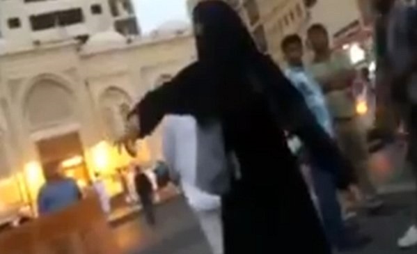 القبض على المعتدي الذي ضرب إحدى المواطنات في جدة