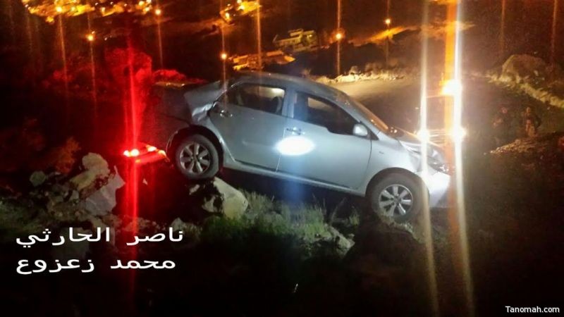 نجاة قائد سيارة من السقوط في طريق منعا