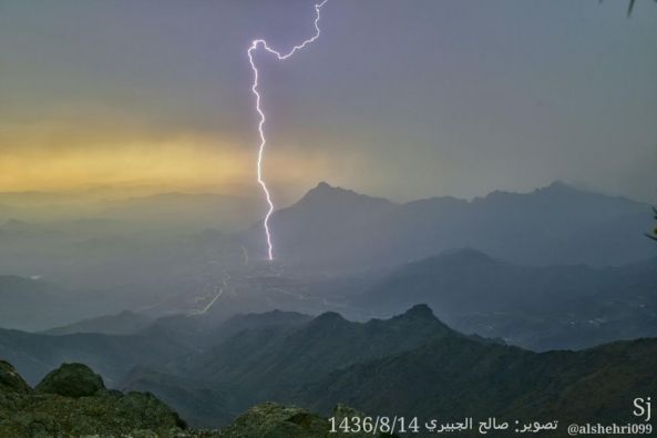 عدسة مصور ترصد "صاعقة رعدية " ضربت "خاط"