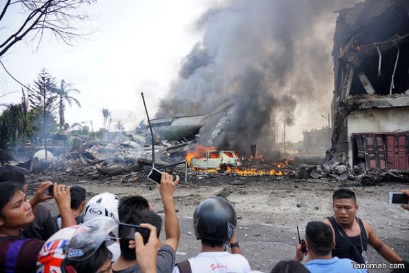 صور لحادث تحطم طائرة النقل العسكريه للجيش الإندونيسي