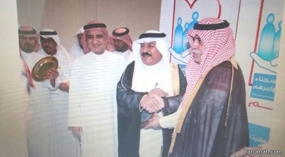 وزير الشؤون الإجتماعية يكرم الشيخ حمود بن حسن الشهري