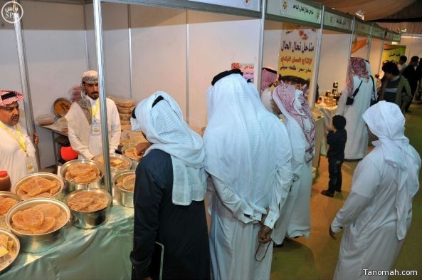 بالصور : عسل "البرسيم" يعرض لأول مرة بمهرجان الباحة الدولي