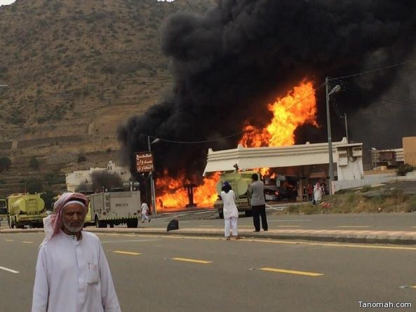 بالصور والفيديو : حريق هائل يشب في محطة وقود بسدوان